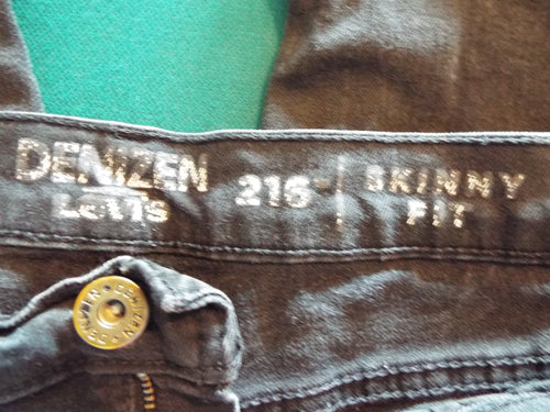 Denizen Levi's Men's Skinny 30/30. Previously worn good value. May run a bit small due to washings.